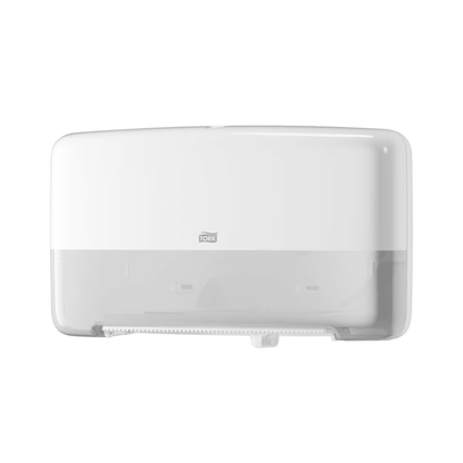 Tork 555500 dobbeltrolledispenser til Mini Jumbo toiletpapir T2 fra TORK – Essity Professional Hygiene Germany GmbH har et gennemsigtigt nederste område, der muliggør nem kontrol af rullen indeni. Dens slanke design omfatter et lille logo på forsiden og en takket kant til bekvem afrivning af papirhåndklæder.