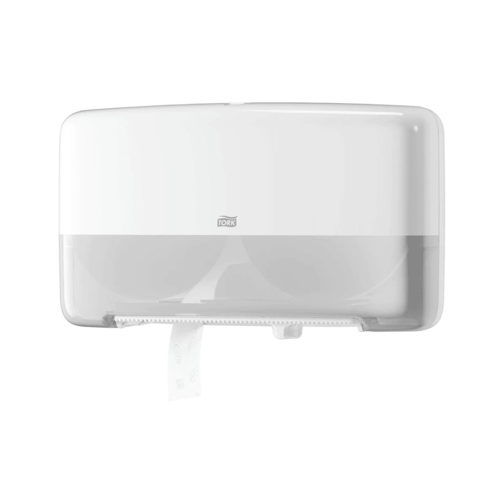 Tork 555500 dobbeltrolledispenser til Mini Jumbo toiletpapir T2 fra Essity Professional Hygiene Germany GmbH er en stilfuld og funktionel hvid dispenser til vægmontering med gennemsigtig bund til to ruller. En lille mængde toiletpapir hænger ned foran, hvilket giver både elegance og funktionalitet.