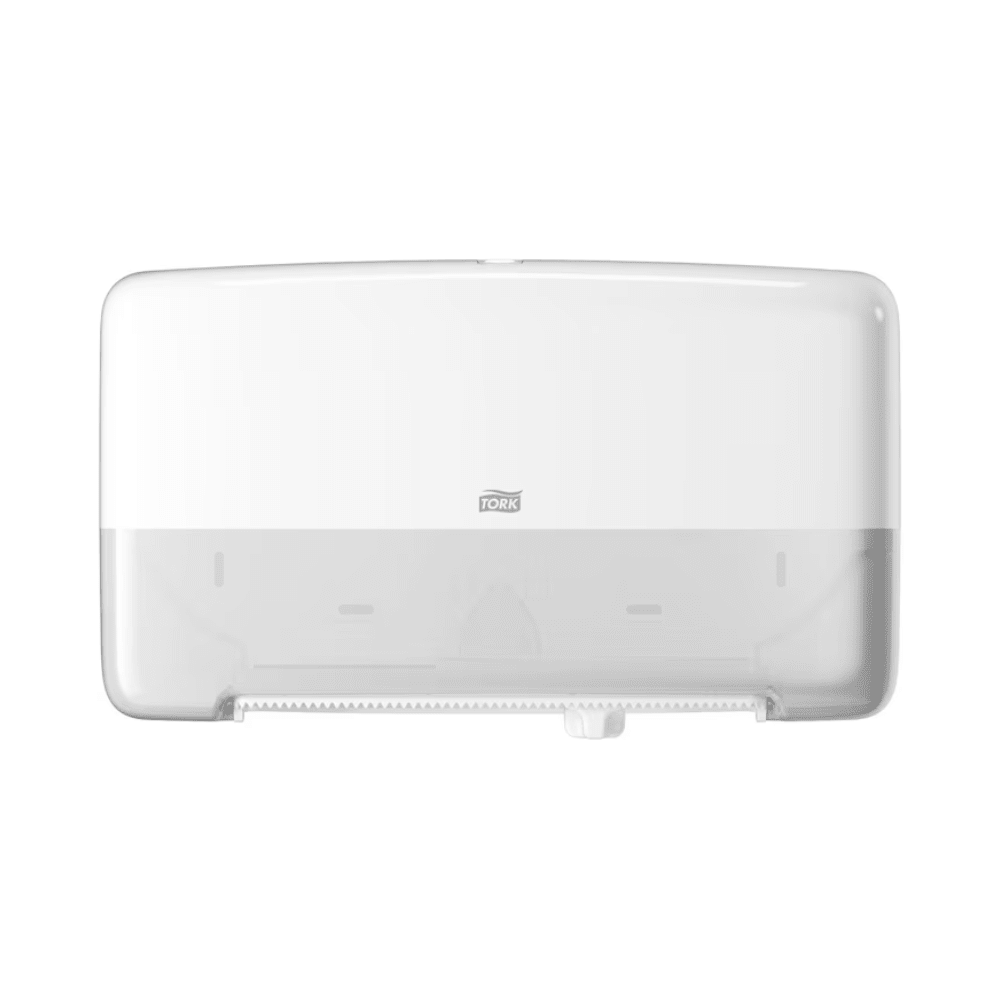 En vægmonteret papirhåndklædedispenser med et gennemsigtigt afsnit til nem visning af indholdet, der ligner det slanke design af Tork 555500 dobbeltrolledispenseren til Mini Jumbo toiletpapir T2. Dette produkt har en rektangulær form med vandret orientering og et lille logo i midten.