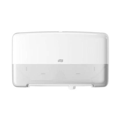 En vægmonteret papirhåndklædedispenser med et gennemsigtigt afsnit til nem visning af indholdet, der ligner det slanke design af Tork 555500 dobbeltrolledispenseren til Mini Jumbo toiletpapir T2. Dette produkt har en rektangulær form med vandret orientering og et lille logo i midten.