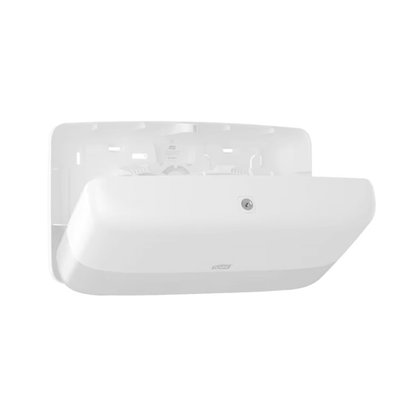 En hvid, rektangulær vægenhed fra TORK - Essity Professional Hygiene Germany GmbH-serien med et glat, buet design. På forsiden er der et logo synligt, og en sensor til nem aktivering er til stede. Modellen har et forsænket område for effektiv brug.