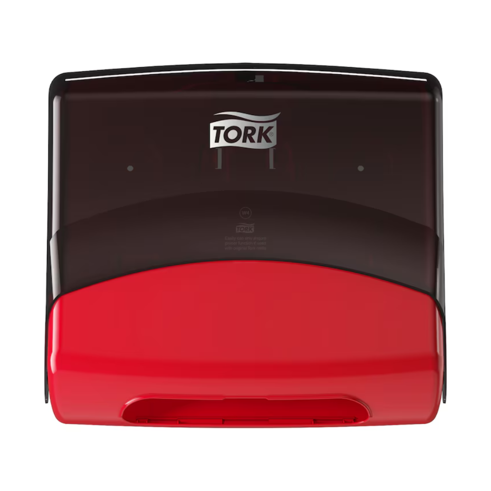 En Tork 654008 enkeltarkdispenser Performance W4 papirhåndklædedispenser er monteret på en hvid væg. Den øverste del er sort og den nederste rød. Tork-logoet, der er forbundet med Essity Professional Hygiene Germany GmbH, vises i hvidt på det sorte område.