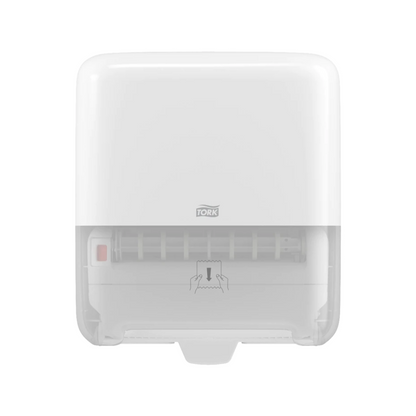 Ein weißer, wandmontierter Tork Matic® 551000 Spender für Rollenhandtücher Elevation H1 mit transparentem Unterteil für eine einfache Füllstandanzeige. Auf der Vorderseite befindet sich das Logo von TORK – Essity Professional Hygiene Germany GmbH sowie ein Diagramm, das zeigt, wie man die Rollenhandtücher herauszieht.