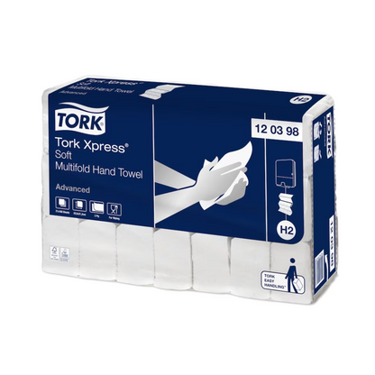 En pakke Tork Xpress® 120398 bløde Multifold-håndklæder Advanced H2 2-lags, med et design med hænder på håndklæderne og blå og hvide elementer, fremstillet af genbrugte fibre og med 21 pakker pr. karton.