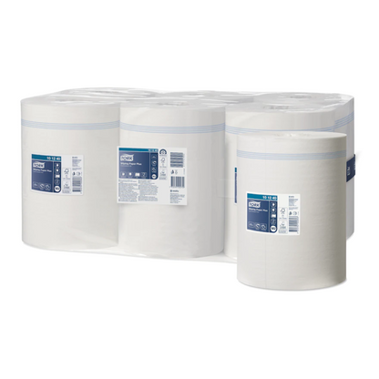 Udstillet er en pakke med seks Tork Xpress® Stærke Allround-Papirservietter Advanced 2-lags ruller, hver med en blå-hvid etiket med produktdetaljer. Pakket i gennemsigtig plastemballage tilbyder disse papirtørklæder fra TORK – Essity Professional Hygiene Germany GmbH avanceret 2-lags teknologi for overlegen sugeevne.