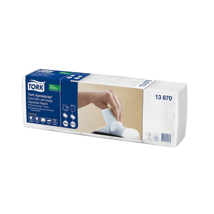 En kasse Tork Xpressnap® 13670 ekstra blødt bladdesign hvide dispenserservietter Premium N4 2-lags, fremstillet af TORK – Essity Professional Hygiene Germany GmbH, indeholder otte pakker. Emballagebilledet viser en hånd, der trækker en serviet ud af dispenseren, hvilket fremhæver den ekstra bløde tekstur af disse hvide servietter.