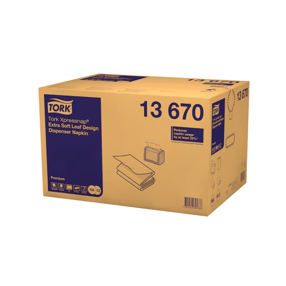 En papkasse med Tork Xpressnap® 13670 ekstra blødt bladdesign hvide dispenserservietter fra TORK - Essity Professional Hygiene Germany GmbH. Kassen indeholder billeder, der demonstrerer de højkvalitets, to-lags servietter og deres praktiske dispenserbrug.