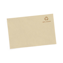 Produktbeschreibung: Die Tork Xpressnap® 13840 Spenderserviette Natur mit Umweltsymbol Advanced N4 1-lagig verfügt über ein beiges Papierdesign mit einem kleinen Recyclingsymbol und dem Text „100 % recycelt“ in der oberen rechten Ecke. Sie ist aus recycelten Fasern hergestellt. Sie wird auf einem schlichten weißen Hintergrund präsentiert.