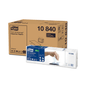En kasse med otte pakker Tork Xpressnap® 10840 Hvid Dispenser Serviet Universal N4 1-lags fra TORK – Essity Professional Hygiene Germany GmbH viser produktbilledet. Hver pakke fremhæver enkelttagsudtræk og viser en hånd, der trækker en serviet for at fremhæve det lavere forbrug og miljøfordelene.