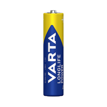 En enkelt Varta Longlife Power Micro AAA-batteri. Batteriet er overvejende blåt med en stor blå trekant og gule accenter samt Varta AG's logo og typedetaljer.