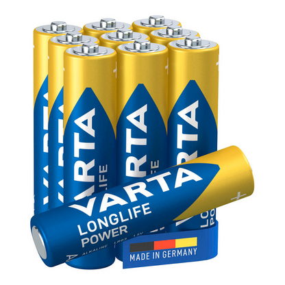 Seks Varta Longlife Power Micro AAA batterier stablet oven på hinanden, en af dem ligger foran, med blåt og gult logo og teksten "Made in Germany".