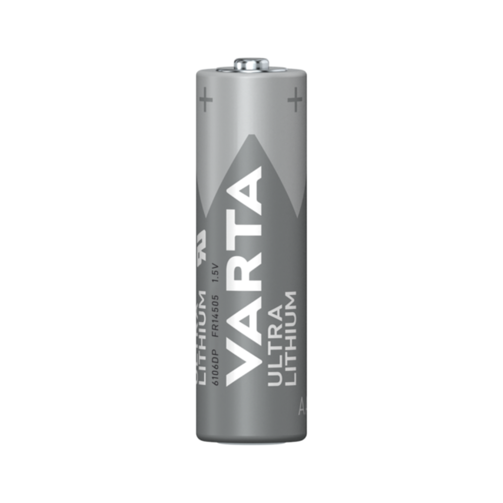 Et enkelt Varta Ultra Lithium AA batteri | Pakke (4 stykker) står oprejst. Batteriet med sin metallisk-sølvfarve og den hvide tekst, der viser dens type og specifikationer, er designet til sport- og udendørsbrug under ekstreme forhold. Plus- og minus-tegnene er synlige henholdsvis øverst og nederst.