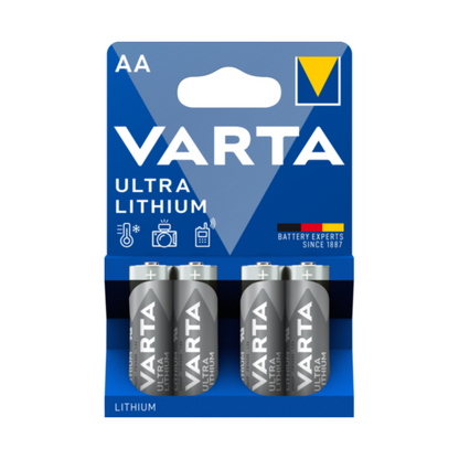 Billede af et Varta Ultra Lithium AA batteri | Pakke (4 stykker). Den blå emballage viser fire AA lithium-batterier, der er velegnede til elektroniske enheder og kameraer og derfor ideelle til sport- og udendørsbrug. Teksten lyder "Batterieksperter siden 1887" og viser et gul-blåt trekantlogo.