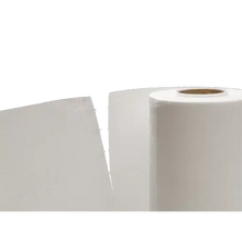 Eine große Rolle Vileda MicroRoll Wischtücher aus Microfaser steht senkrecht neben einem flachen, rechteckigen Blatt, beide mit Endlosfaser-Technologie gefertigt. Die Rolle hat einen sichtbaren Kartonkern vor einem weißen, objektfreien Hintergrund.