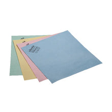 **Umgeschriebener Satz:** 

Auf weißem Hintergrund sind drei gestapelte Reinigungstücher in Grün, Gelb und Pink zu sehen, auf denen sich ein blaues Vileda Professional PVAmicro Mikrofasertuch der Vileda GmbH befindet. Auf dem oberen Tuch befindet sich ein aufgedrucktes Etikett mit Text und Symbolen.