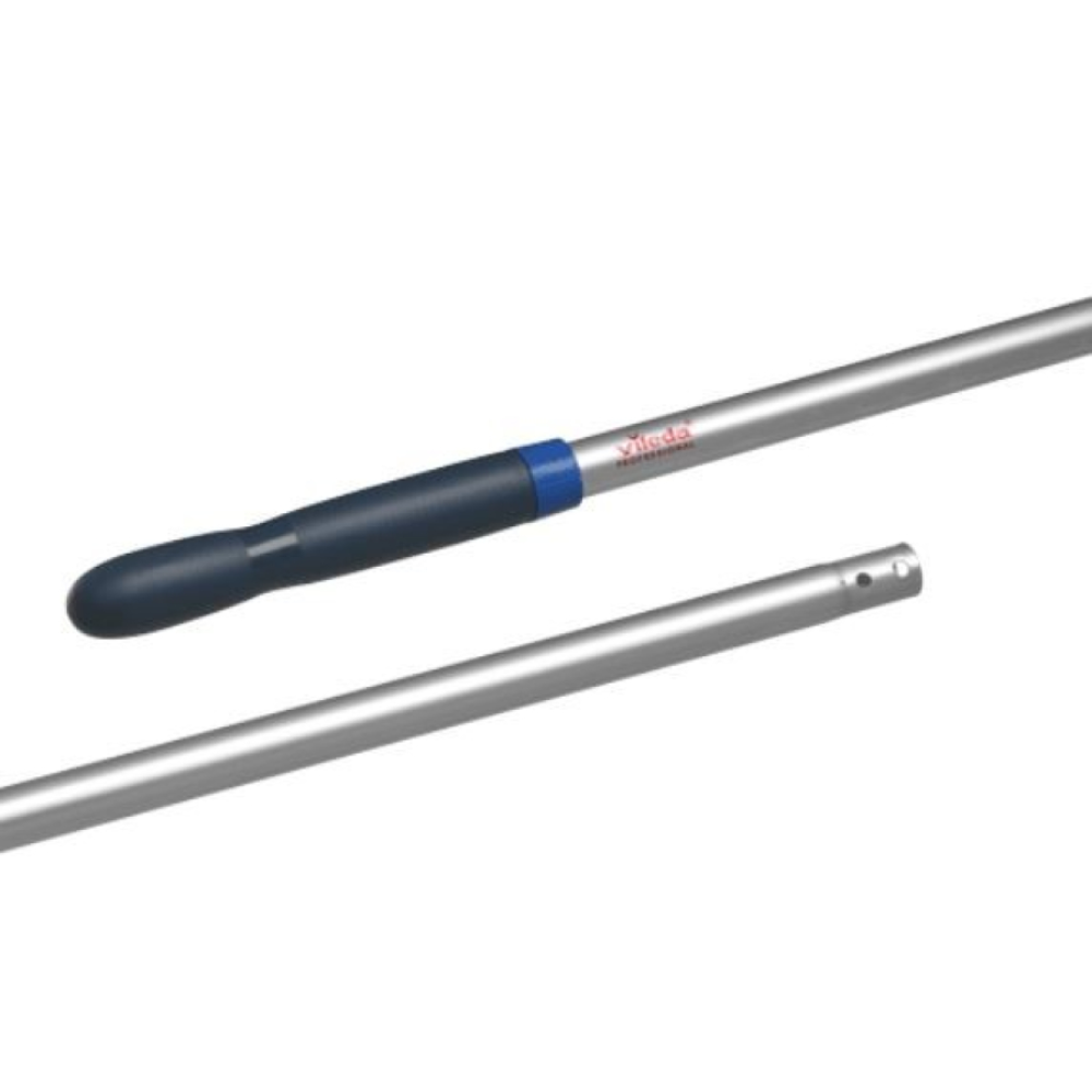 Afbildet er to sektioner af Vileda Professional Aluminiumstang Clip blå - 150 cm. Den øverste sektion har et ergonomisk greb med blåt håndtag og rød branding. Den nederste sektion, fremstillet af Vileda GmbH, har to små huller til fastgørelse og understøtter det firefarvesystem.