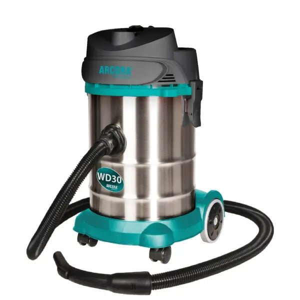 Arcora Wd 30 fra Arcora International GmbH er en kraftfuld 30L våd-/tørsuger med rustfrit stålhus, sort slange, grønne og sorte accenter, to store baghjul, to små forhjul og modelnummeret WD30 på forsiden.