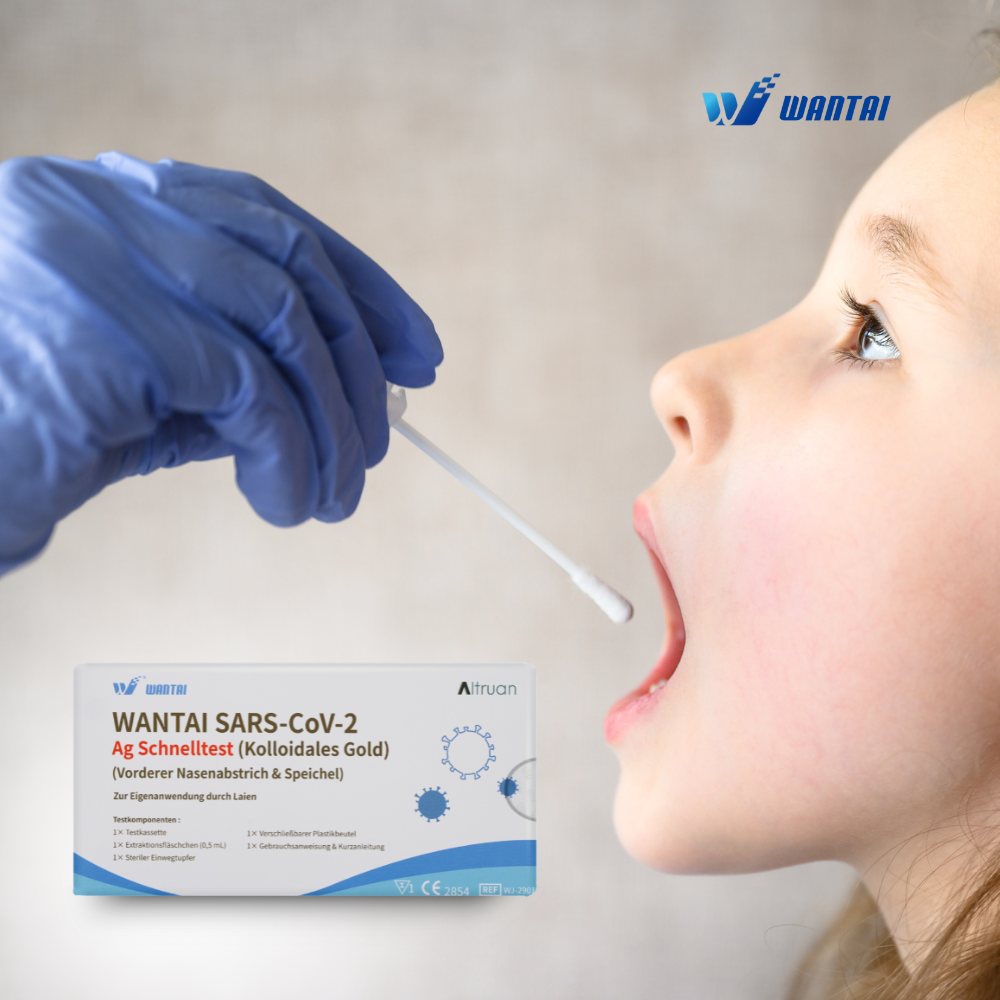 En sundhedsmedarbejder med blå handske forbereder sig på at pode munden på et barn med Wantai SARS-CoV-2 hurtigtest, lollitest (kolloidal guld) CE/2854, til en hurtig antigentest. Emballagen, der er ideel til daginstitutioner og skoletestanvendelser, er tydeligt synlig i forgrunden.