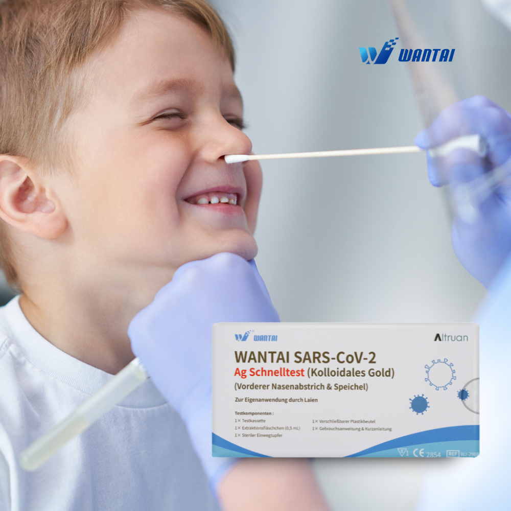Et barn smiler, mens en behandsket sundhedsmedarbejder udfører en næsepodetest. I forgrunden fremhæver en æske med teksten "Wantai SARS-CoV-2 hurtigtest, lollitest (kolloidal guld) CE/2854" fra Wantai dens egnethed til tests i daginstitutioner og skoler og sørger for sikkerhed med denne COVID-19 antigen-hurtigtest.