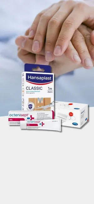 Produkte zur Wundversorgung mit Hansaplast Pflaster, Octenisept Gel und Verbandmaterial vor hellem medizinischem Hintergrund mit Händen.