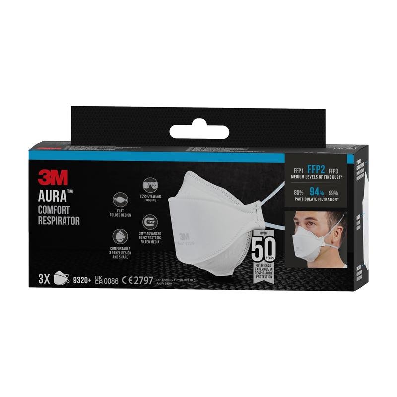 En pakke 3M™ Aura™ Komfort-partikelmaske 9320+ (FFP2, uden ventil) fra 3M Deutschland GmbH, indeholder 3 masker per pakke og tilbyder en 94% partikel-filtrering. Emballagen viser den hvide maske og en person, der bærer den.