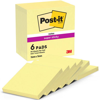 En pakke Post-it® Super Sticky Notes fra 3M Deutschland GmbH indeholder seks blokke (76 mm x 76 mm, 90 ark hver, 100% PEFC).