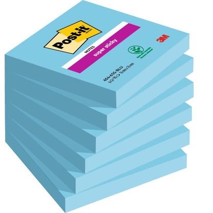 En stak af seks blå 3M Post-it® Super Sticky Notes blokke (76 mm x 76 mm, 90 ark/blok, 100% PEFC) viser produkt- og brandinformationer på hver blok.