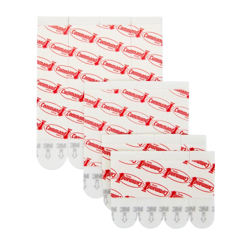 Fire Multipack Command™ Strips, 17200 fra 3M Deutschland GmbH, er stablet og forskudt arrangeret. Hver strip viser det røde Command-logo og grå pile med "3M"-branding for at angive retningen til ophængning af billeder uden boring.