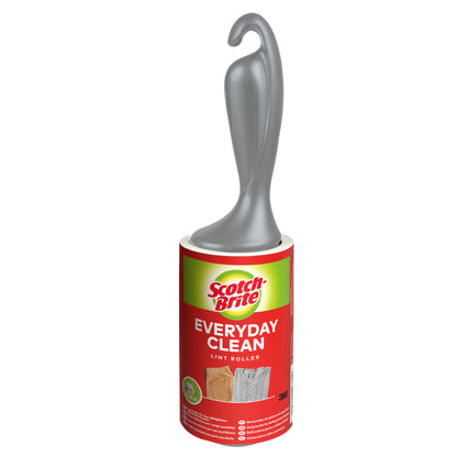 Scotch-Brite™ Everyday Clean fnugrulle fra 3M Deutschland GmbH med 30 ark og gråt, buet håndtag fjerner nemt fnug og hår. Pakken viser rene stoffer og fremhæver dens alsidige anvendelighed.