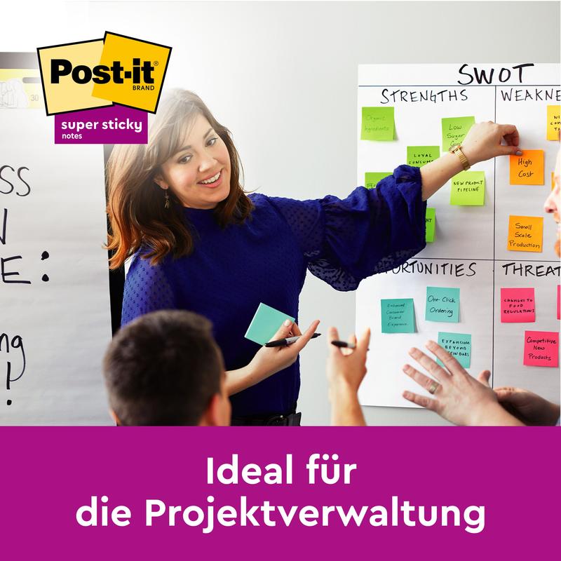 En kvinde gestikulerer ved en SWOT-analysetavle, der er fyldt med farverige Post-it® Super Sticky Notes (76 mm x 76 mm, 90 ark/blok, 100% PEFC) fra 3M Deutschland GmbH. To personer sidder i nærheden. Tekst: "Ideel til projektstyring".