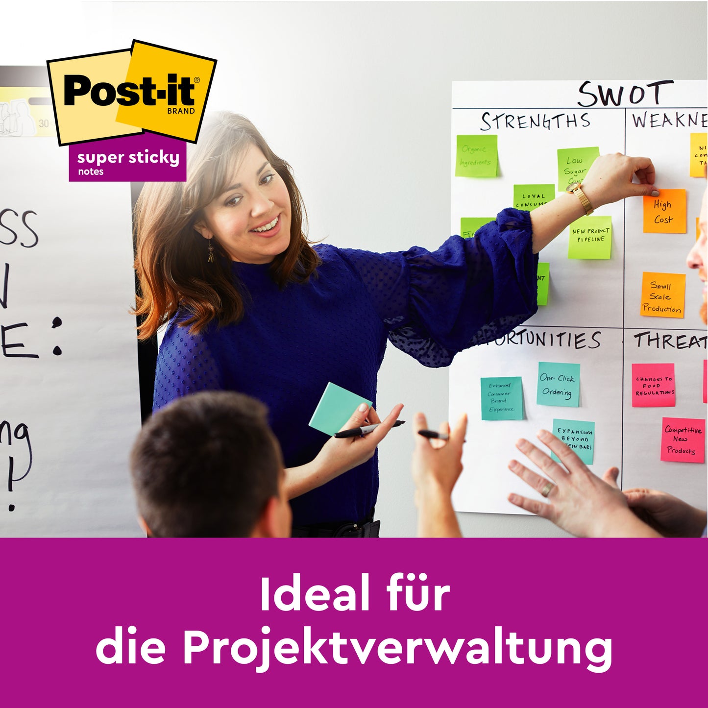 Eine Frau in blauer Bluse leitet eine Teamsitzung und zeigt auf eine SWOT-Analyse auf einer Tafel, die mit 3M Post-it® Super Sticky 100 % Recycling Notes (76x76mm, 70 Blatt, PEFC) beklebt ist. Text: "Ideal für die Projektverwaltung.