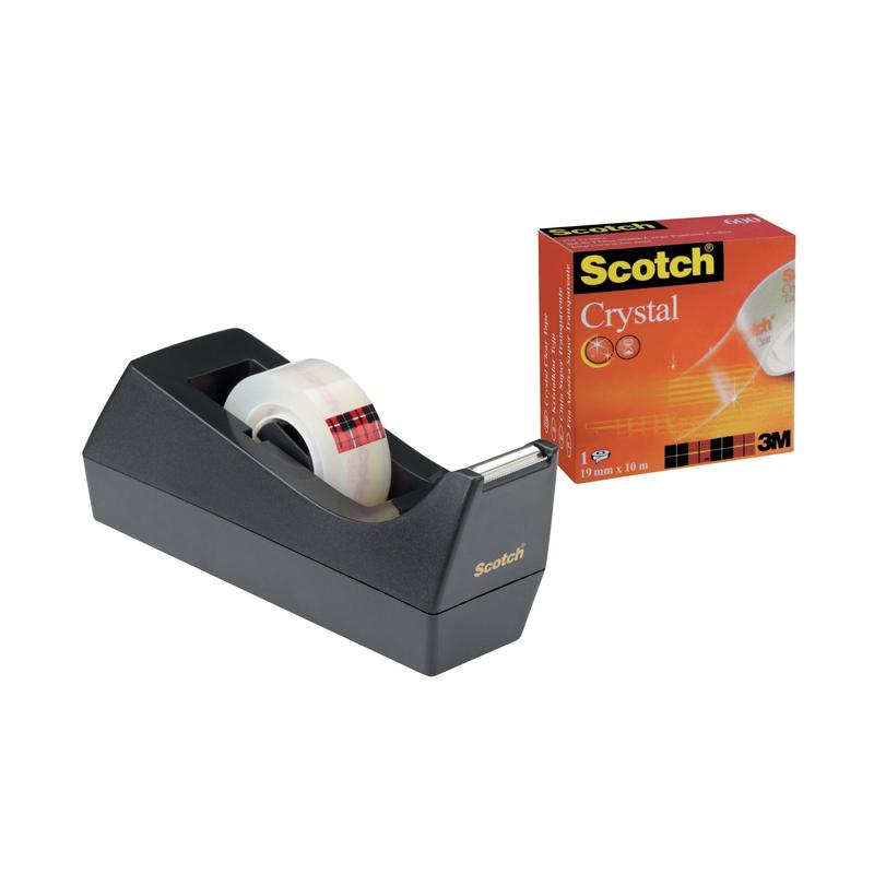 En Scotch™ C38 borddispenser sort med en 19 mm x 10 m rulle Scotch® Crystal tape fra 3M Deutschland GmbH står ved siden af den orange "Scotch Crystal"-boks med billeder af klare taperuller.