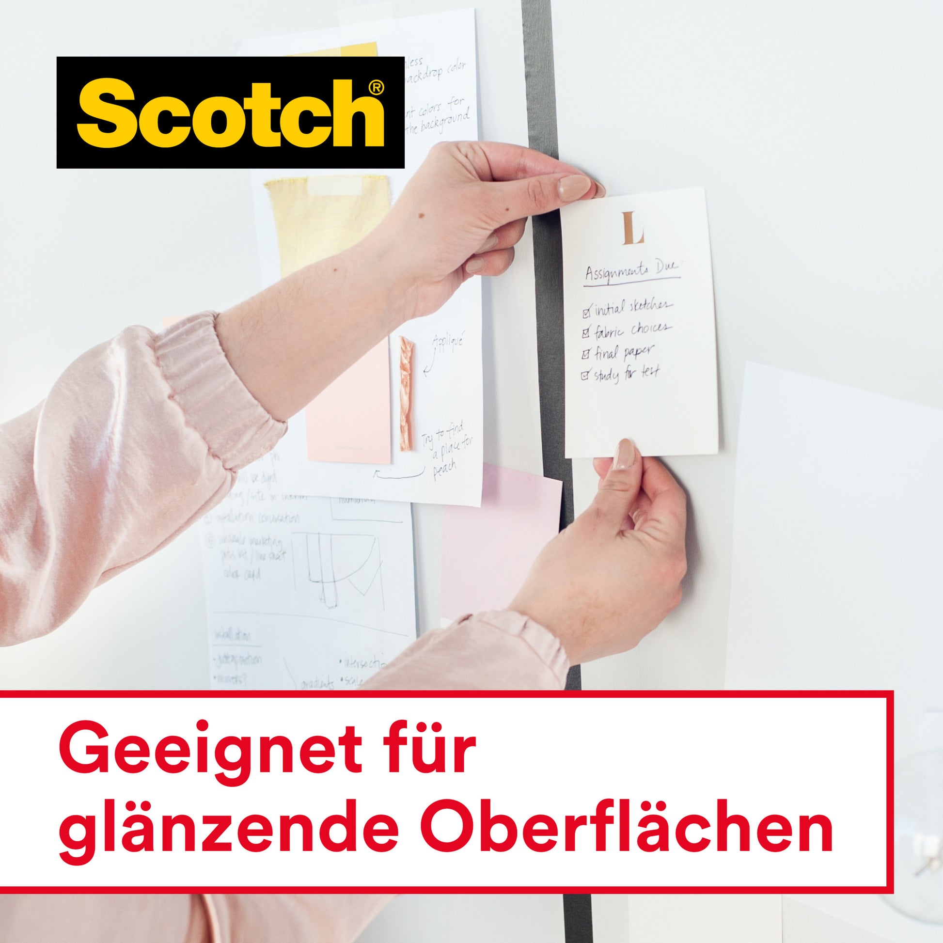 Eine Person befestigt eine Notiz an einem Whiteboard mit Scotch® Crystal Klebeband (19 mm x 25 m, 1 Rolle + 8 m gratis) von 3M Deutschland GmbH. Weitere Zettel befinden sich auf der Tafel. Der deutsche Text lautet: "Geeignet für glänzende Oberflächen".