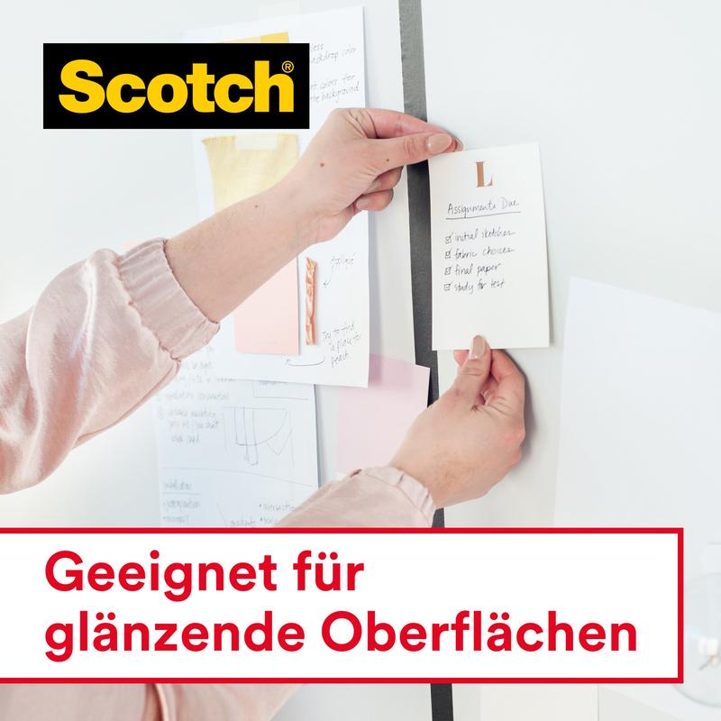 Nogen bruger Scotch® Crystal tape, 19mm x 25 m + 5m GRATIS på en hånddispenser (3M Deutschland GmbH), til at fastgøre en note på et whiteboard med andre papirer. På tavlen står der "Velegnet til blanke overflader" og viser logoet.