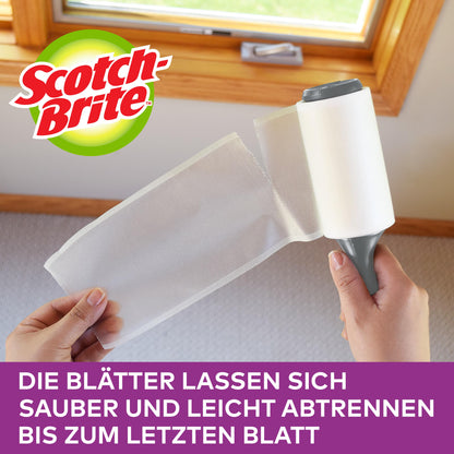 En person trækker et ark af en Scotch-Brite™ Everyday Clean fnugrulle (30 ark, 1/pakke) fra 3M Deutschland GmbH af, med tysk tekst, der påpeger de let aftagelige ark - helt ned til det sidste ark. I baggrunden ses et vindue.