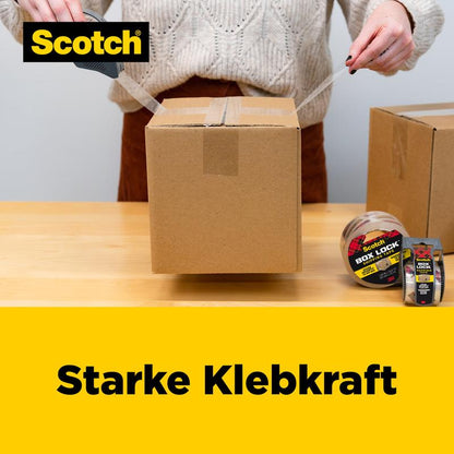 En person lukker en kasse med Scotch® Box Lock™ emballagetape (48 mm x 20,3 m) fra 3M Deutschland GmbH med en dispenser. I nærheden står en anden kasse og flere ruller. Teksten lyder "Stærk klæbeevne" ved siden af Scotch-logoet.