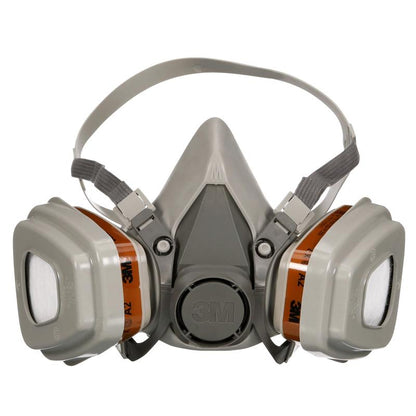 3M™ åndedrætsværn 6002KIT-1 fra 3M Deutschland GmbH med A2P2-filtre for organiske dampe og justerbare stropper er afbildet i grå, leveret som pakke (1 stykke) med udskiftelige filtre.