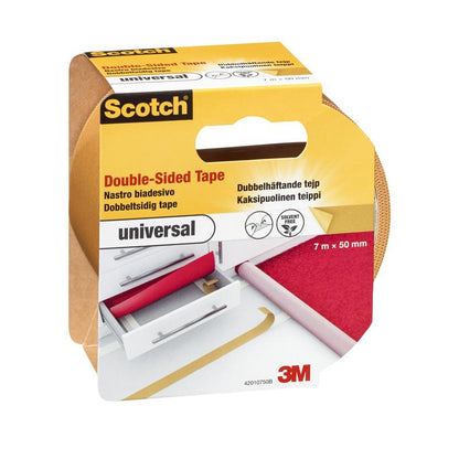 På en indpakket rulle Scotch® dobbeltklæbende tape UNIVERSAL (7 m x 50 mm) fra 3M Deutschland GmbH med påskriften "universal" er der egenskaber på flere sprog og billeder til brug på møbler og tæpper.