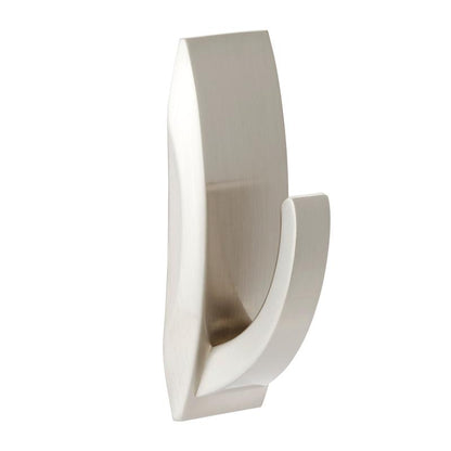 Command™ Badeværelsesmetalkrog "Modern Reflection" fra 3M Deutschland GmbH er kendetegnet ved et moderne, buet design i børstet nikkel med mat finish, vist foran en enkel hvid baggrund.