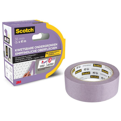 En rulle 3M Scotch® malertape til sarte overflader (36 mm x 41 m) fra 3M Deutschland GmbH ligger i en lilla-gul æske, mærket på hollandsk og tysk. Den er PEFC-certificeret og kan fjernes uden rester.