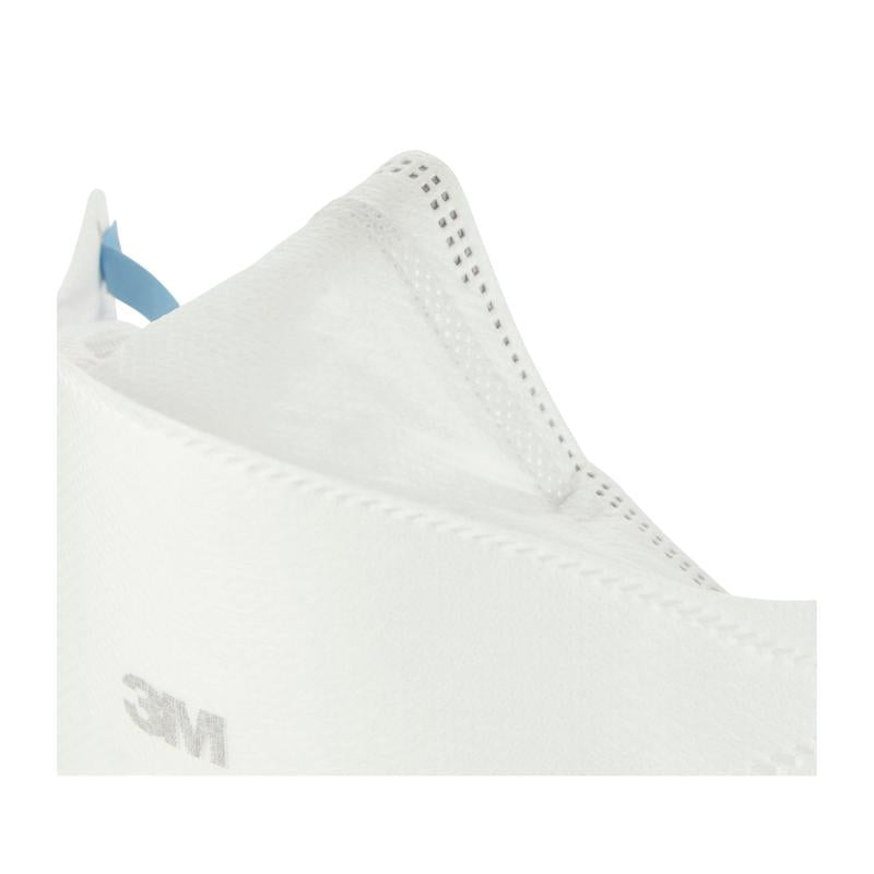 Nærbillede af 3M™ Aura™ Komfort-partikelmaske 9320+, FFP2, uden ventil fra 3M Deutschland GmbH. Den viser det foldede, konturerede hvide design med synlige kantsting og et lille blåt bånd.