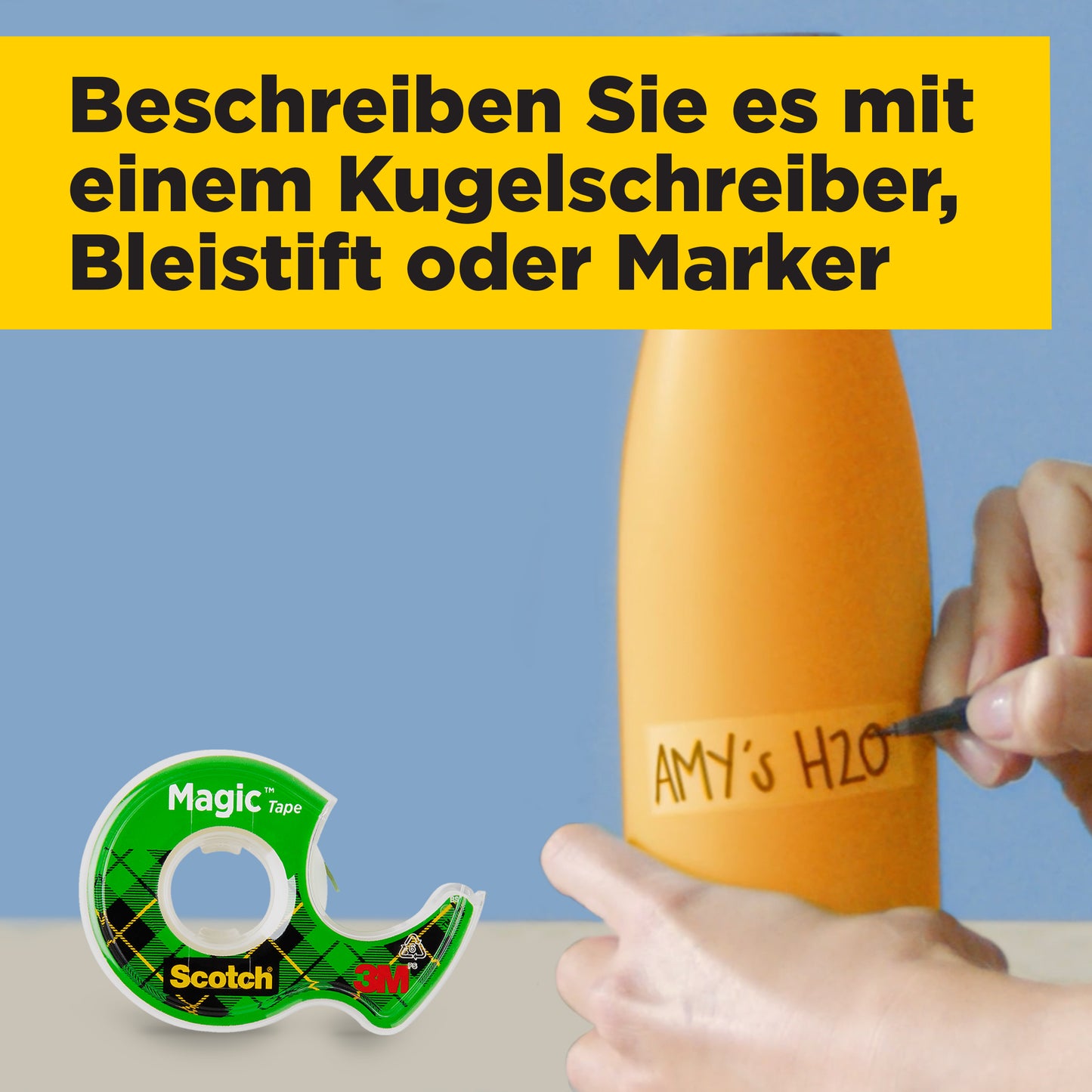 En hånd mærker en orange flaske med "AMY'S H2O" og holder en sort pen. I forgrunden står Scotch® Magic™ Usynligt tape 8-1915R3/2 fra 3M Deutschland GmbH - kampagnepakke med 2 ruller + 1 GRATIS-rulle.