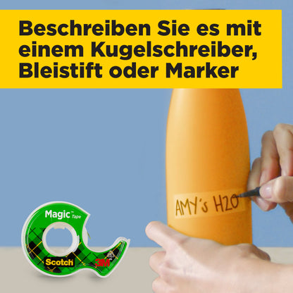 En hånd mærker en orange flaske med "AMY'S H2O" og holder en sort pen. I forgrunden står Scotch® Magic™ Usynligt tape 8-1915R3/2 fra 3M Deutschland GmbH - kampagnepakke med 2 ruller + 1 GRATIS-rulle.