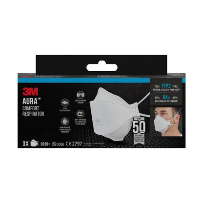 Afbildet er en pakke med 3M™ Aura™ Komfort-partikelmaske 9320+, FFP2, uden ventil fra 3M Deutschland GmbH. Emballagen indeholder produktdetaljer, et billede af masken, symboler for komfort og filtrering samt et foto af en person, der bærer masken. Pakke med 3 masker.