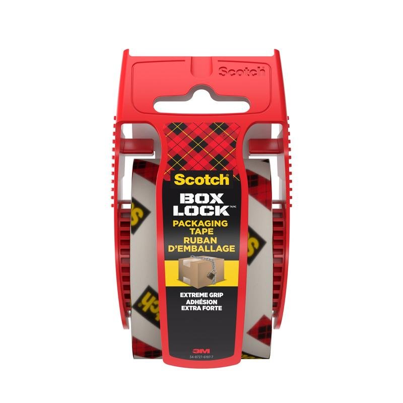 En rød plastdispenser indeholder en rulle Scotch® Box Lock™ emballagetape 48 mm x 20,3 m fra 3M Deutschland GmbH. Etiketten viser "Scotch Box Lock emballagetape, Extreme Grip" med et billede af en lukket kasse.