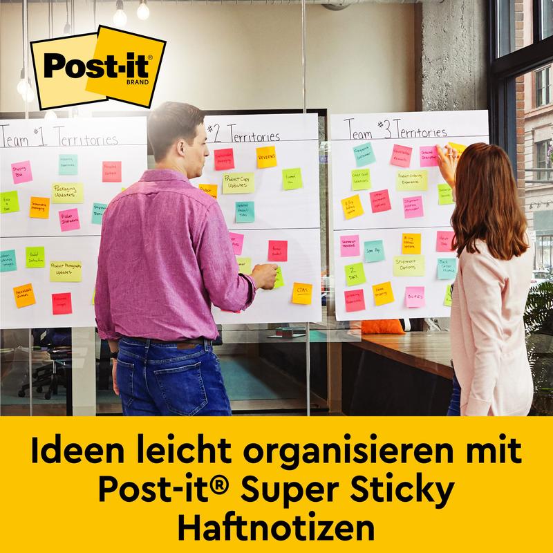 To personer i et moderne kontor organiserer ideer på 3M Deutschland GmbH Post-it® Super Sticky selvklæbende Meeting Chart 559P (63,5x76,2cm, hvid) og neon Meeting Notes - ideel til møder og brainstorming, tekst på tysk understreger den nemme anvendelse.
