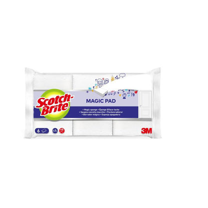 En pakke fra 3M Deutschland GmbH Scotch-Brite® Magic Pad indeholder seks hvide rengøringssvampe, hvorpå mærkelogoet, produktnavnet og anvendelsessymbolerne er afbildet på hvid baggrund.