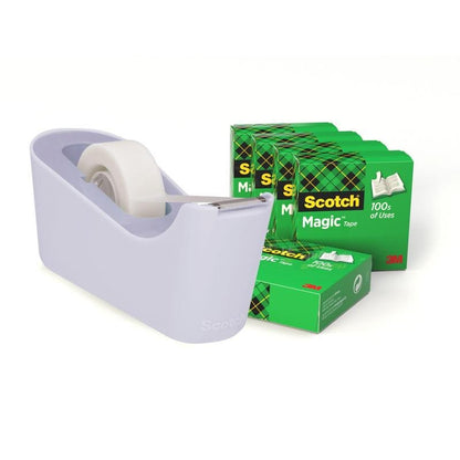 En lilla Scotch™ tape-dispenser C18 med en rulle tape 19 mm x 33 m står ved siden af en 6-pak Scotch® Magic™ Usynligt Tape fra 3M Deutschland GmbH, alle arrangeret i en forskudt række.