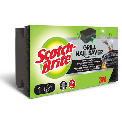 En rektangulær æske Scotch-Brite® Grill Grebsvamp fra 3M Deutschland GmbH, i farverne grøn, gul og sort, viser produktbilleder og en tekst, der siger, at den er ideel til grillrengøring og rengøring af BBQ-redskaber; 1 styk pr. pakke.