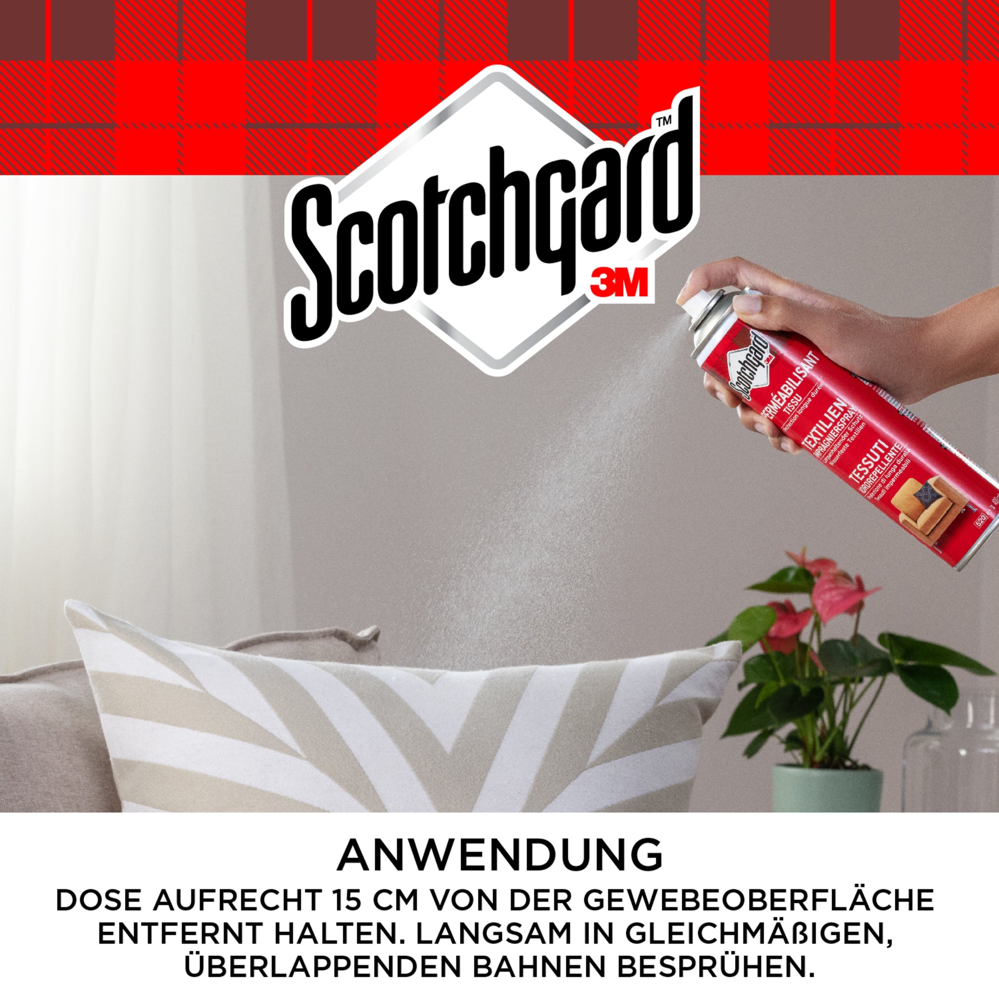 Eine Hand sprüht Scotchgard™ Textilien-Imprägnierspray (400 ml, 3M Deutschland GmbH) aus einer roten Dose auf ein weiß-beige gestreiftes Kopfkissen. Am unteren Bildrand ist das Dosenetikett mit deutschen Anwendungshinweisen zu sehen.